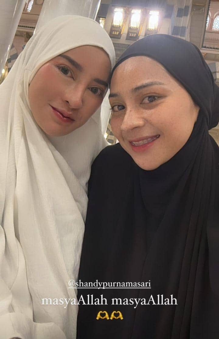 Momen Ira Nandha dan Shandy Purnamasari Meet Up Saat di Tanah Suci (Instagram.com/iranandha)