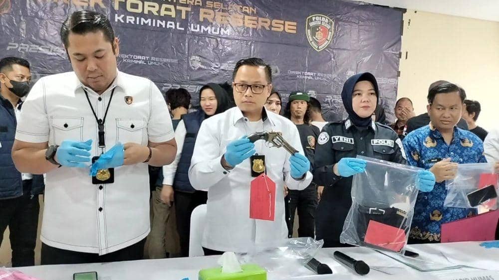 Pelaku perkelahian remaja putri di Palembang yang viral menggunakan sajam (Dok: istimewa)