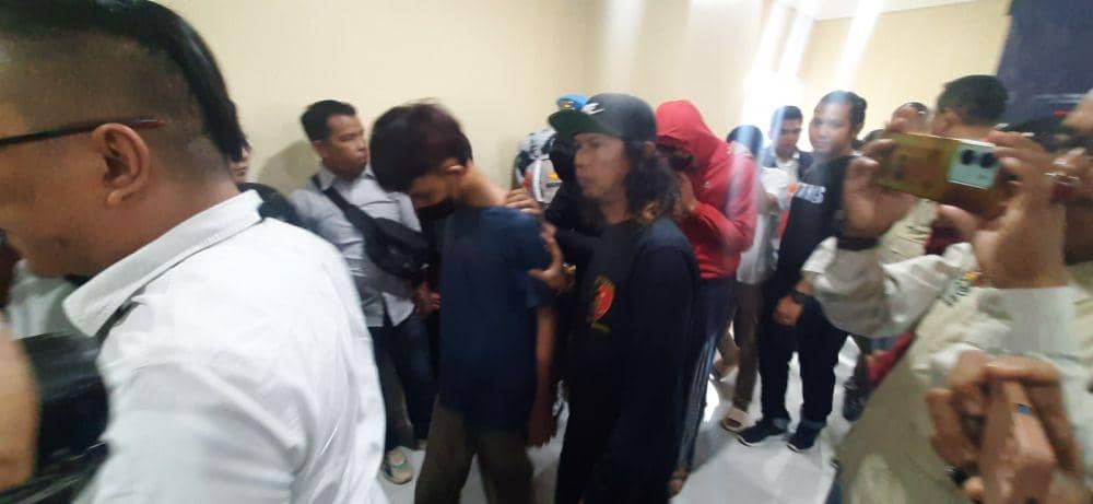 Pelaku perkelahian remaja putri di Palembang yang viral menggunakan sajam (Dok: istimewa)