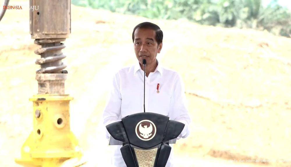 Presiden Jokowi melakukan peletakan batu pertama pembangunan masjid negara di Ibu Kota Nusantara (IKN) (Youtube.com/Sekretariat Presiden)