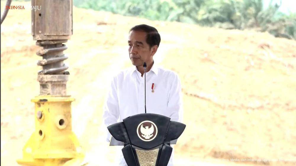 Presiden Jokowi melakukan peletakan batu pertama pembangunan masjid negara di Ibu Kota Nusantara (IKN) (Youtube.com/Sekretariat Presiden)