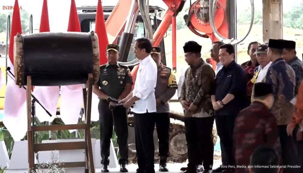 Presiden Jokowi melakukan peletakan batu pertama pembangunan masjid negara di Ibu Kota Nusantara (IKN) (Youtube.com/Sekretariat Presiden)