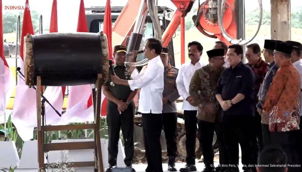 Presiden Jokowi melakukan peletakan batu pertama pembangunan masjid negara di Ibu Kota Nusantara (IKN) (Youtube.com/Sekretariat Presiden)