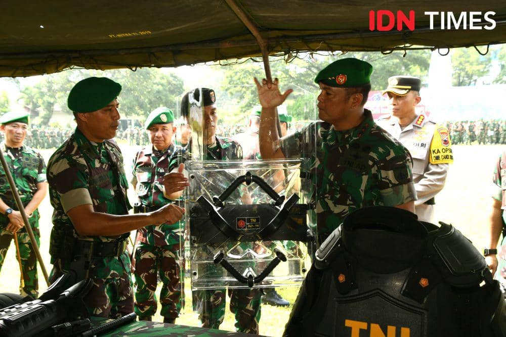 Pangdam IV Diponegoro Mayjen TNI Tandyo Budi Revita memberi arahan khusus kepada salah satu komandan kompi yang ikut apel kesiapsiagaan tiga matra TNI. (IDN Times/Dok Pendam IV Diponegoro)