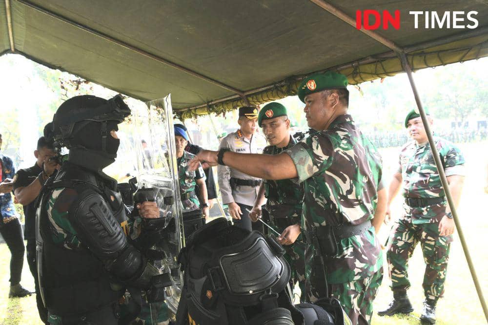 Pangdam IV Diponegoro Mayjen TNI Tandyo Budi Revita saat mengecek kelengkapan senjata milik salah satu matra TNI saat apel kesiapsiagaan di Korem Wirastama. (IDN Times/Dok Pendam Diponegoro)