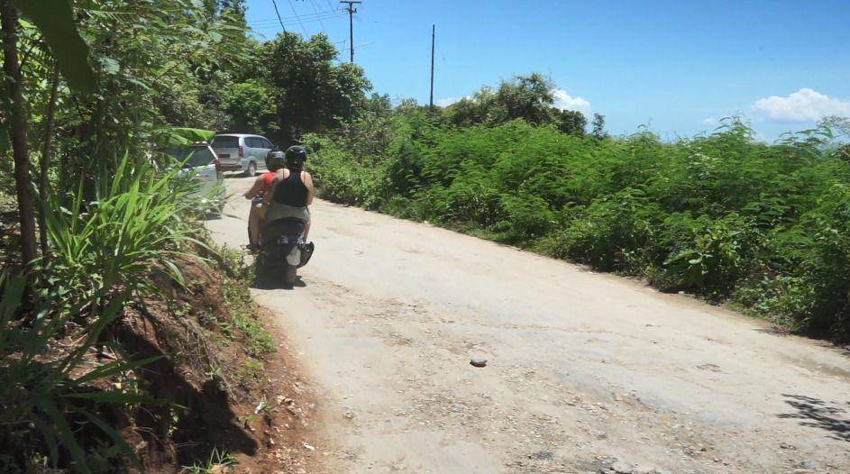 Jalan rusak menuju destinasi wisata di Nusa Penida. (Dok.IDN Times/istimewa)