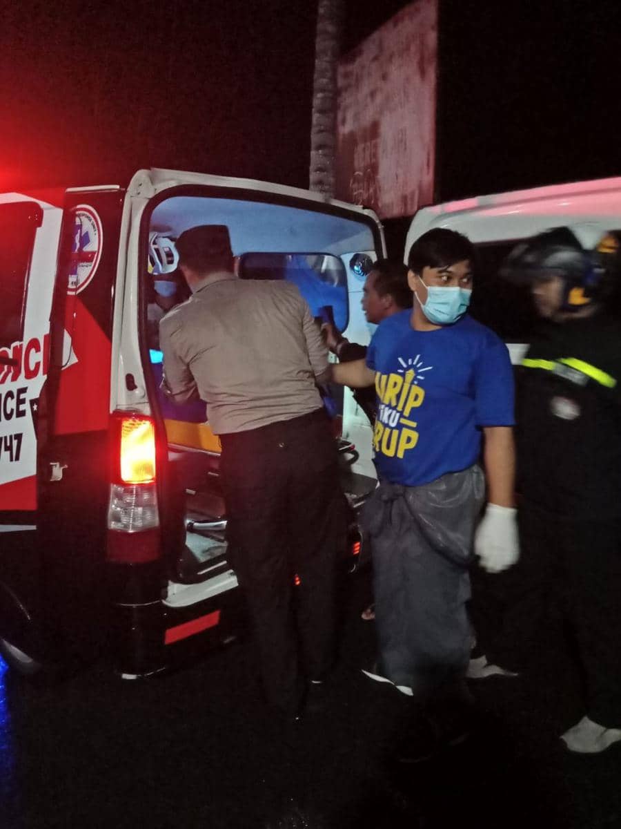 Evakuasi pesepeda motor tewas tertabrak kereta api.(Dok.Polres Bantul)