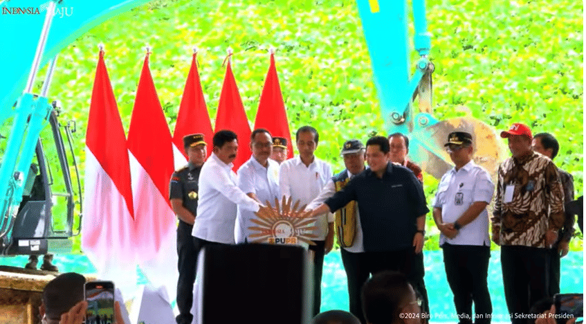 Presiden Joko "Jokowi" Widodo meresmikan peletakan batu pertama atau groundbreaking pembangunan Kantor Badan Otorita Ibukota Nusantara (OIKN), Rabu (17/1/2024). Akun YouTube Sekretariat Presiden