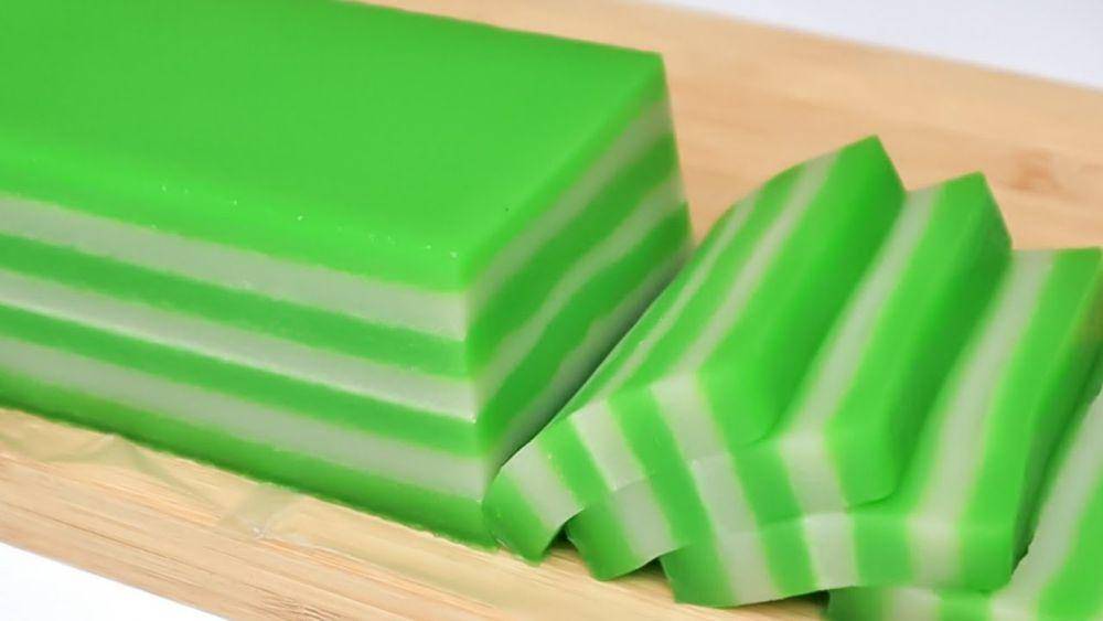 kue lapis pandan (YouTube.com/Mama Ella Fenty)