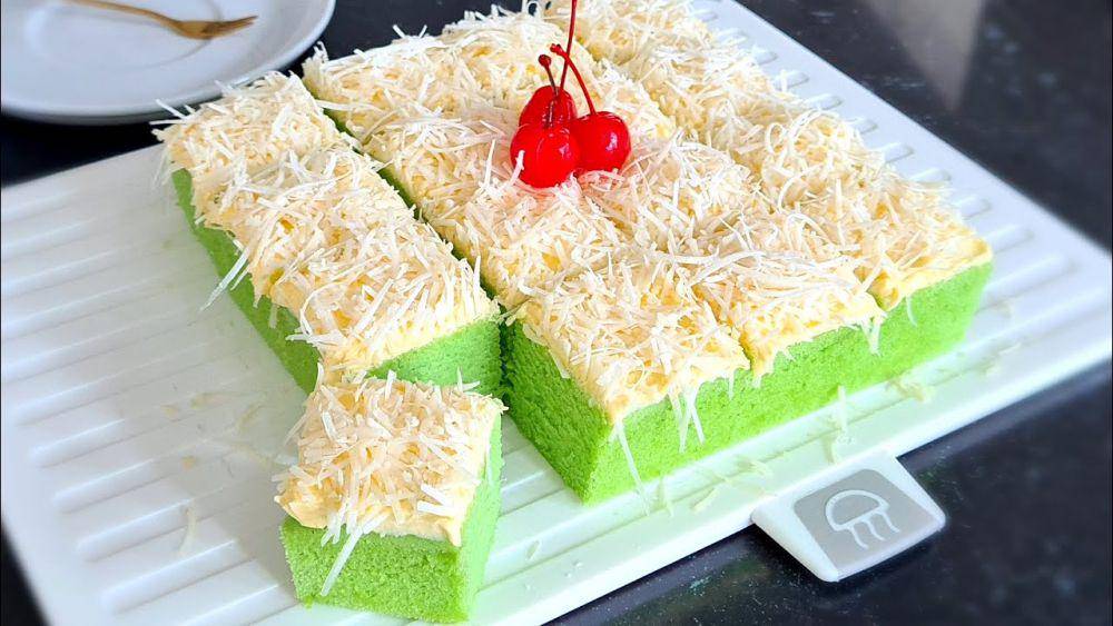 bolu pandan kukus (YouTube.com/Cooking with Hel)