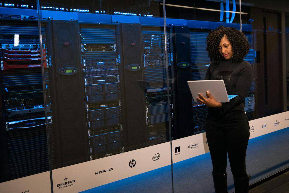 ilustrasi seorang data science specialist (pexels.com/Christina Morillo)