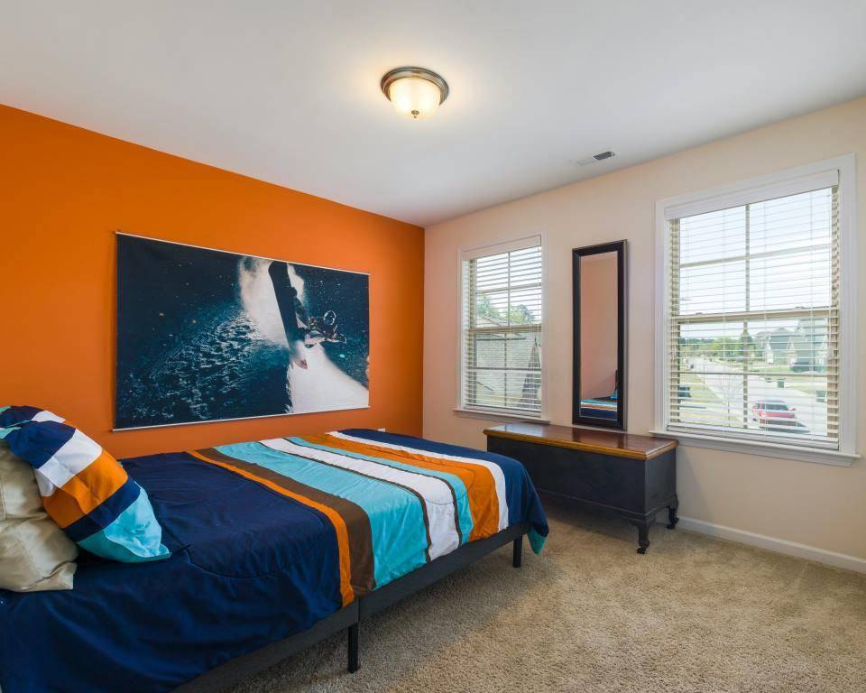 ilustrasi aksen orange pada dinding kamar tidur (pexels.com/Curtis Adams)