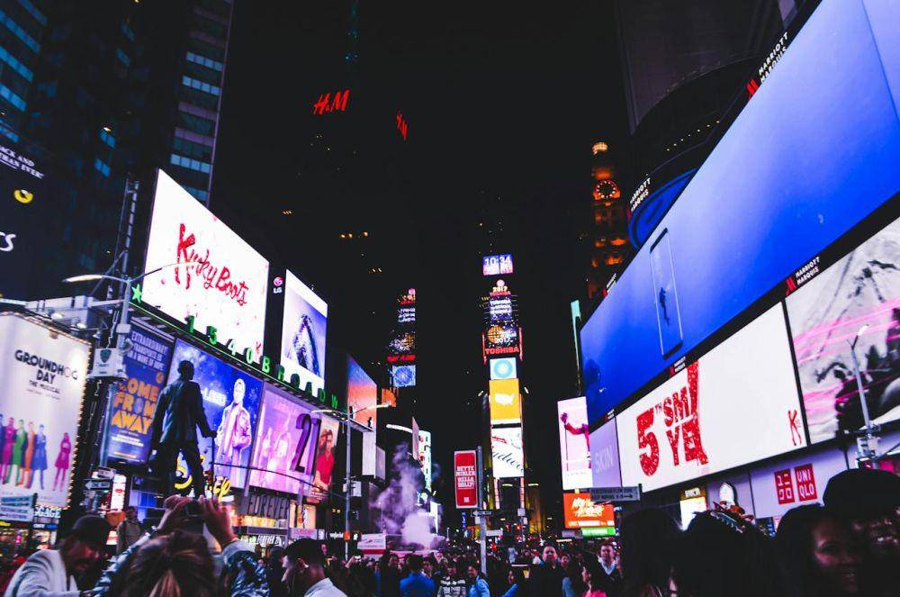 ilustrasi videotron (pexels.com/Daniela Echavez)