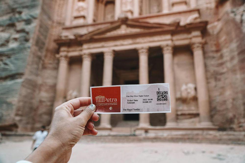 8 Inspirasi Kado Berkesan dan Bermanfaat dalam Bentuk Tiket, Cobain!
