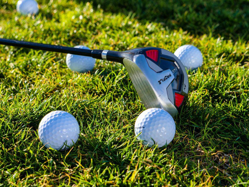 ilustrasi headcover stick golf (pexels..com/Kindel Media)
