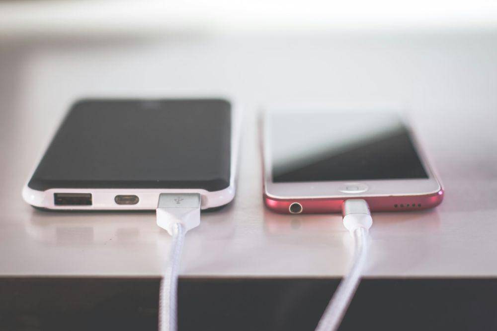 ilustrasi charging (unsplash.com/Steve Johnson)