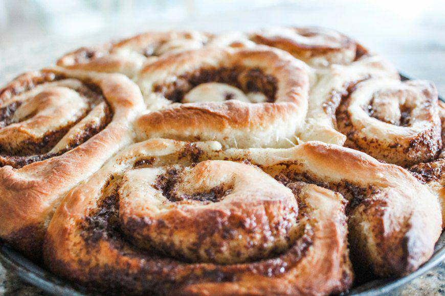 cinnamon roll dalam round pan (unsplash.com/Jessica Johnston)
