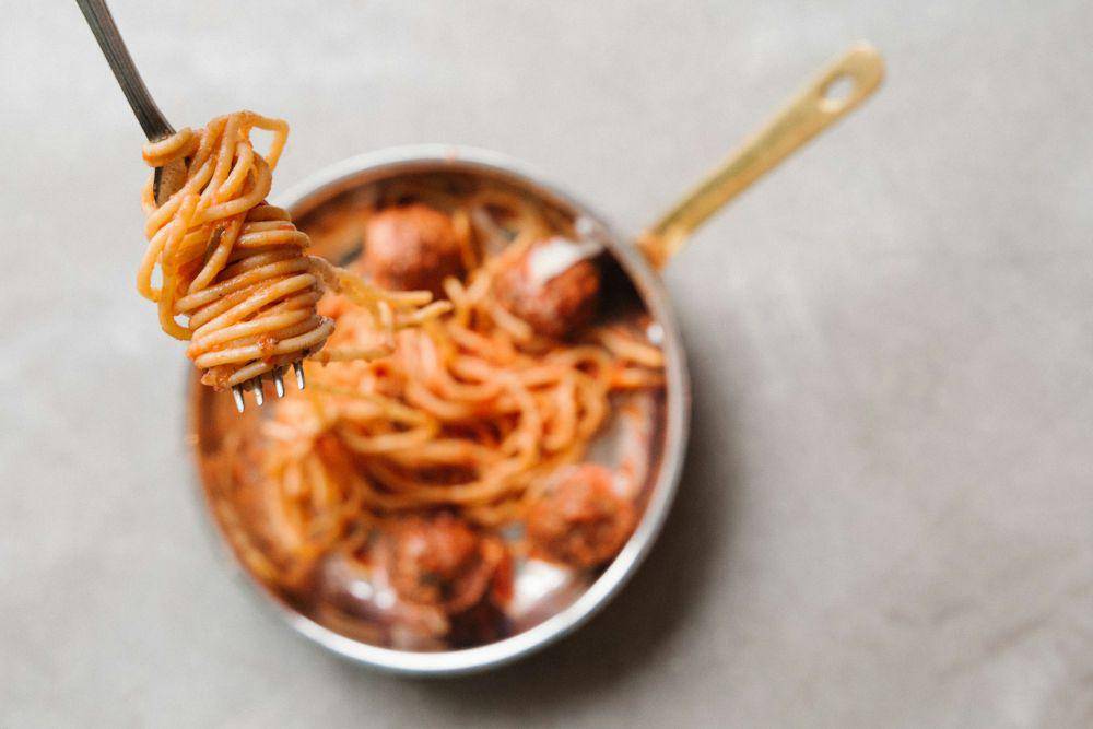 ilustrasi spaghetti (unsplash.com/Klara Kulikova)
