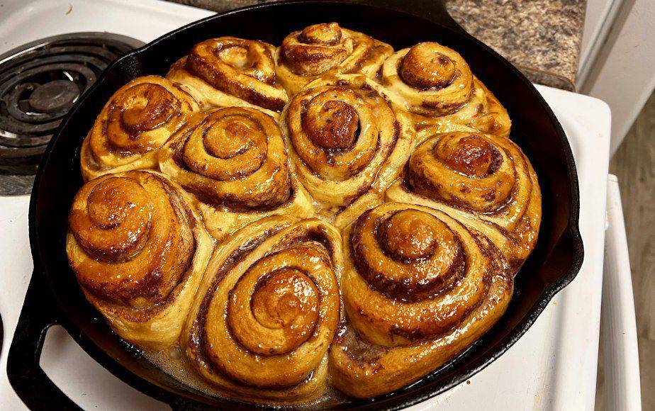 cinnamon roll dalam skillet (unsplash.com/Micah Giszack))