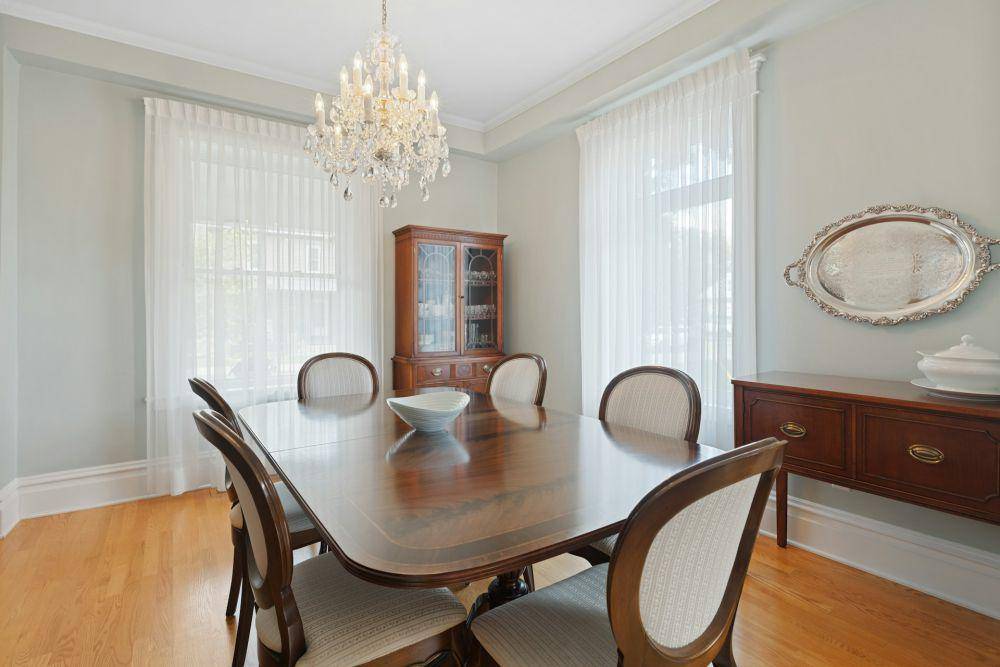Ide dekorasi ruang makan dengan chandelier (unsplash.com/Point3D Commercial Imaging Ltd.)