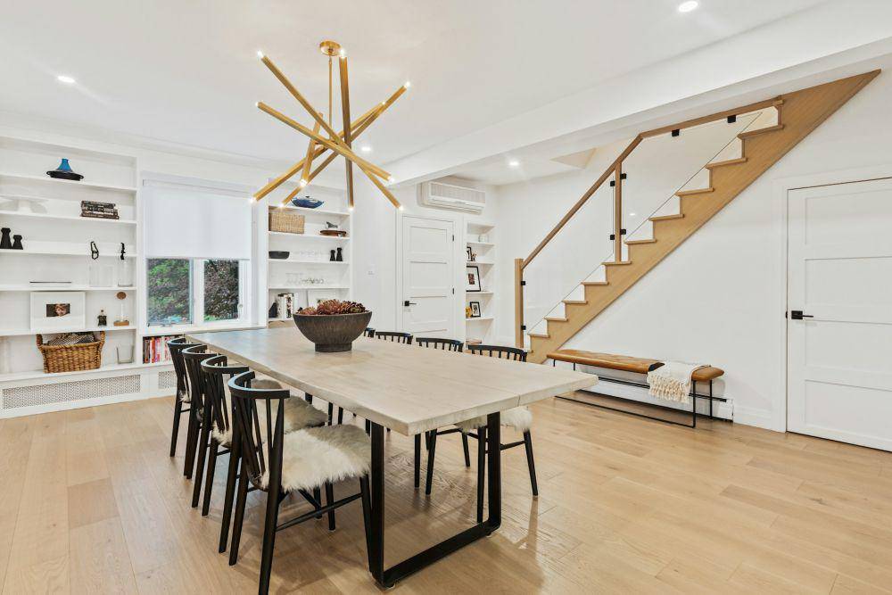 Ide dekorasi ruang makan dengan chandelier (unsplash.com/Point3D Commercial Imaging Ltd.)