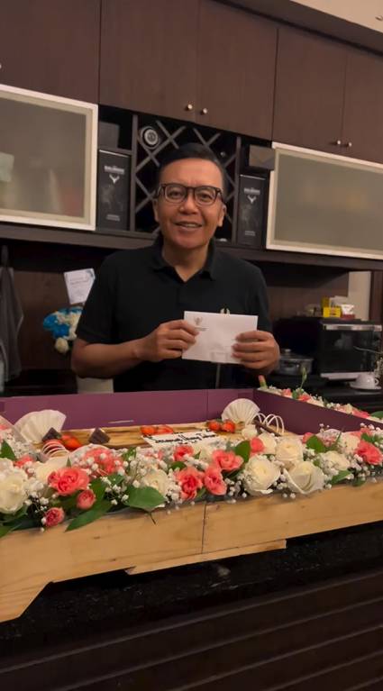potret Ari Lasso dapat kue ultah dari Prabowo (instagram.com/ari_lasso)