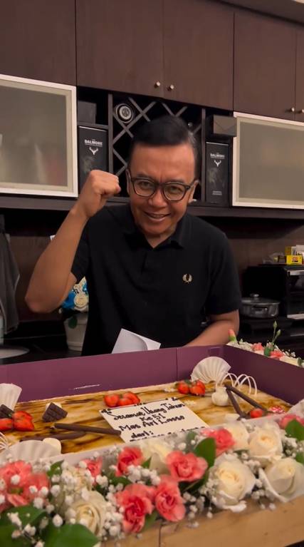 potret Ari Lasso dapat kue ultah dari Prabowo (instagram.com/ari_lasso)