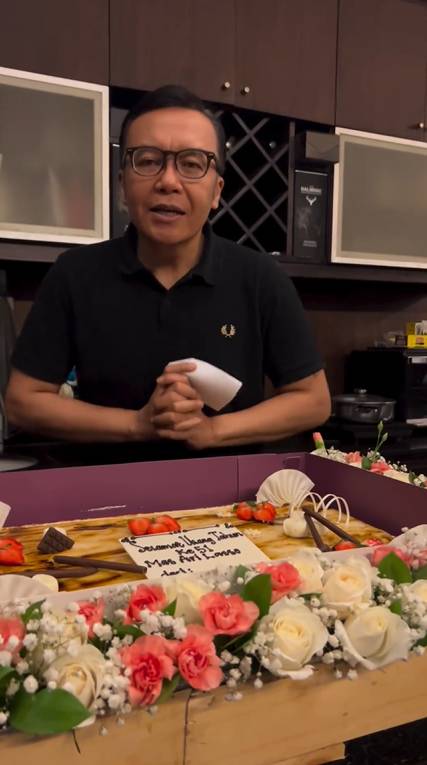 potret Ari Lasso dapat kue ultah dari Prabowo (instagram.com/ari_lasso)
