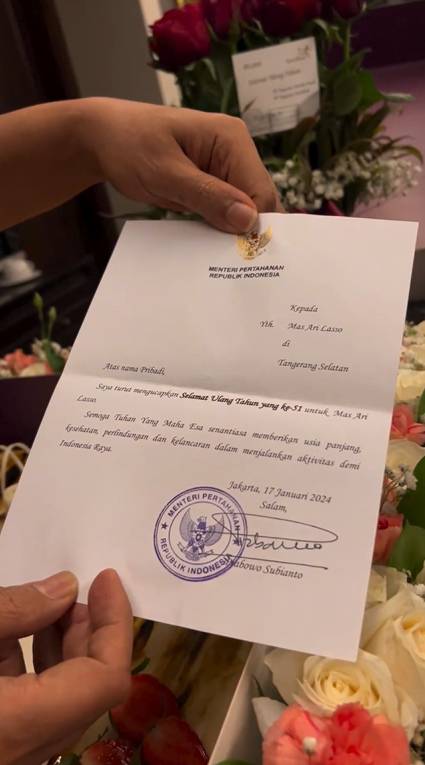 potret Ari Lasso dapat kue ultah dari Prabowo (instagram.com/ari_lasso)