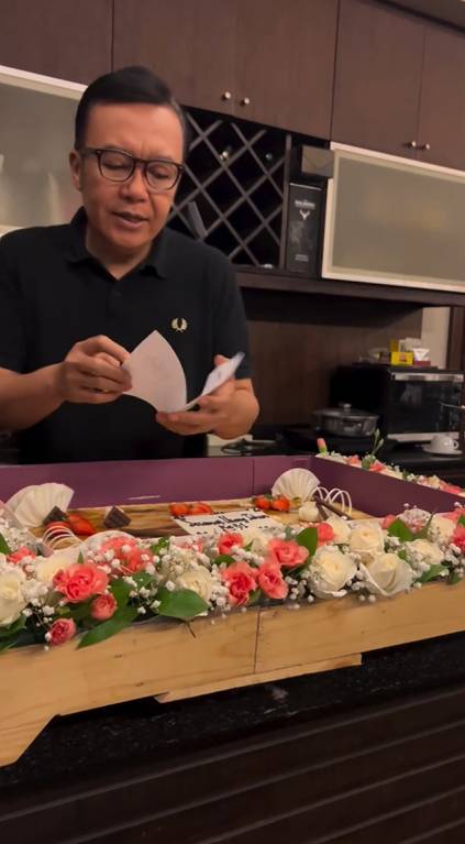 potret Ari Lasso dapat kue ultah dari Prabowo (instagram.com/ari_lasso)
