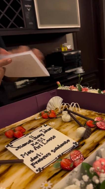 potret Ari Lasso dapat kue ultah dari Prabowo (instagram.com/ari_lasso)