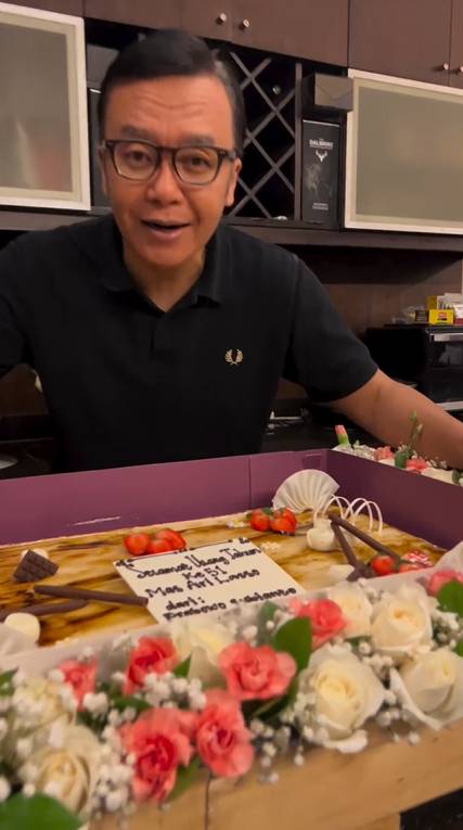potret Ari Lasso dapat kue ultah dari Prabowo (instagram.com/ari_lasso)