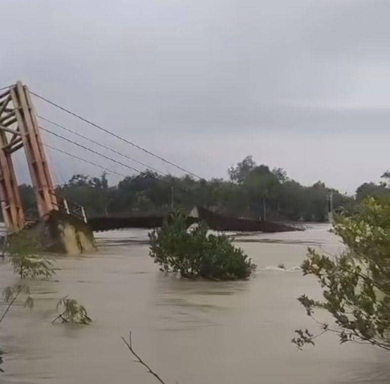(Salah satu jembatan gantung yang terputus akibat sungai Lematang meluap di Muara Enim) IDN Times/istimewa