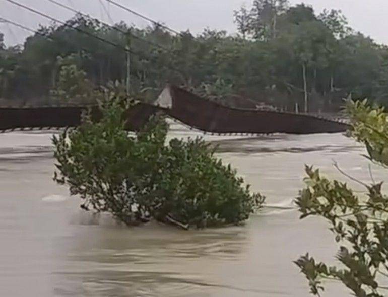 (Salah satu jembatan gantung yang terputus akibat sungai Lematang meluap di Muara Enim) IDN Times/istimewa