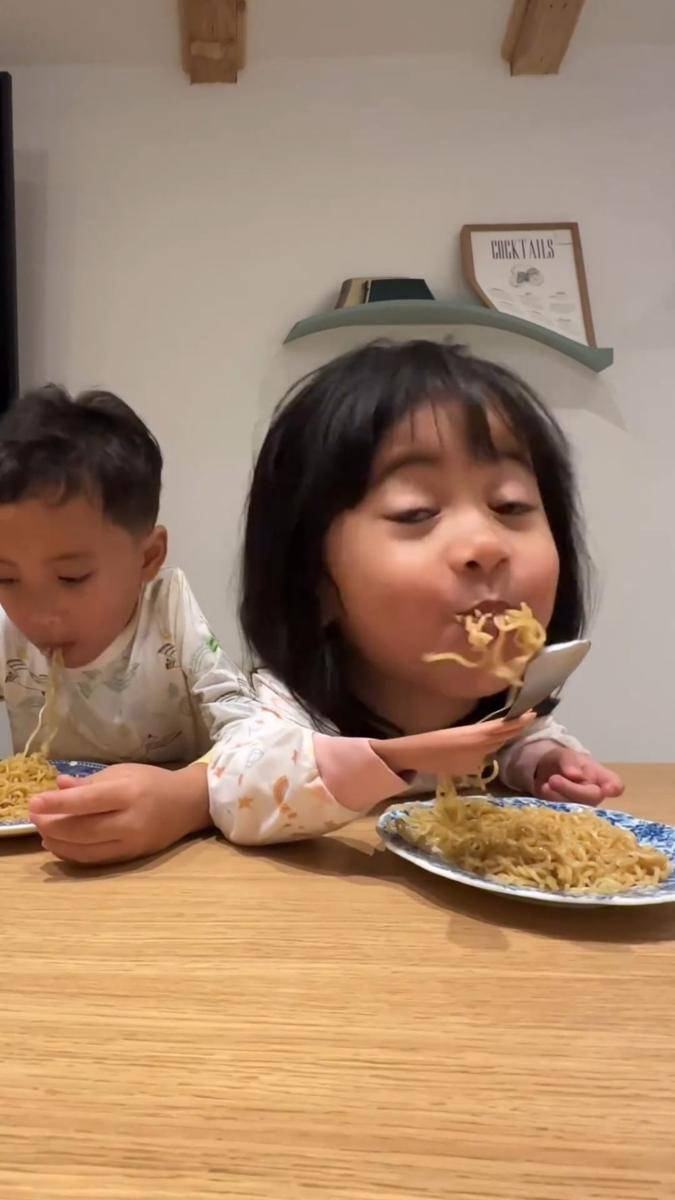 potret Xabiru dan Chava makan mie instan (instagram.com/rachelvennya)
