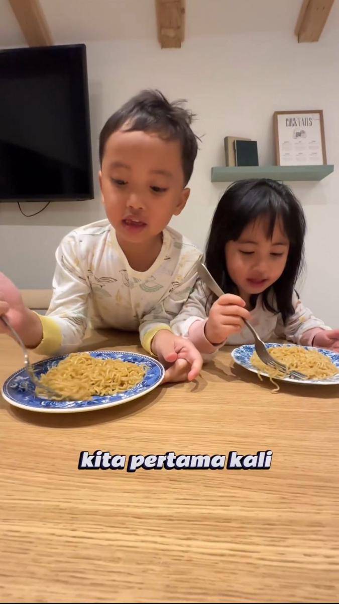 potret Xabiru dan Chava makan mie instan (instagram.com/rachelvennya)