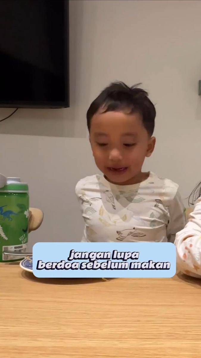 potret Xabiru dan Chava makan mie instan (instagram.com/rachelvennya)