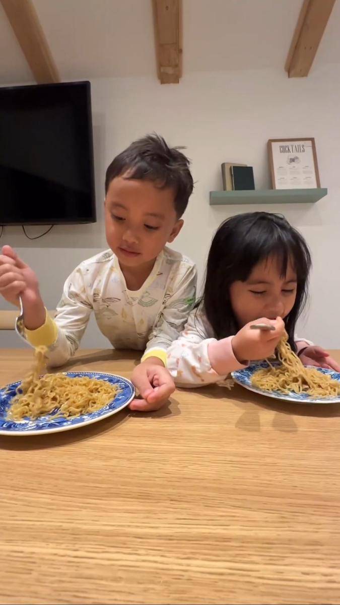 potret Xabiru dan Chava makan mie instan (instagram.com/rachelvennya)