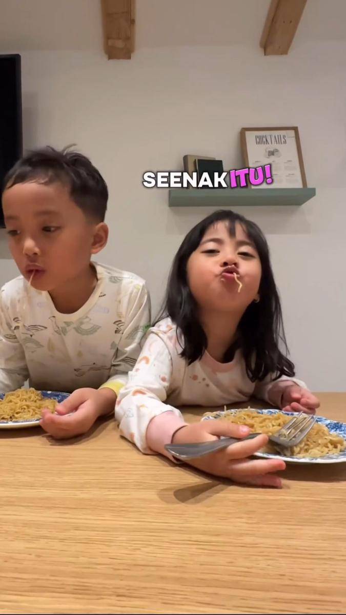 potret Xabiru dan Chava makan mie instan (instagram.com/rachelvennya)