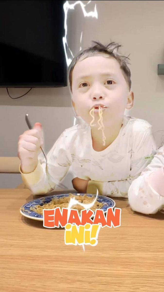 potret Xabiru dan Chava makan mie instan (instagram.com/rachelvennya)