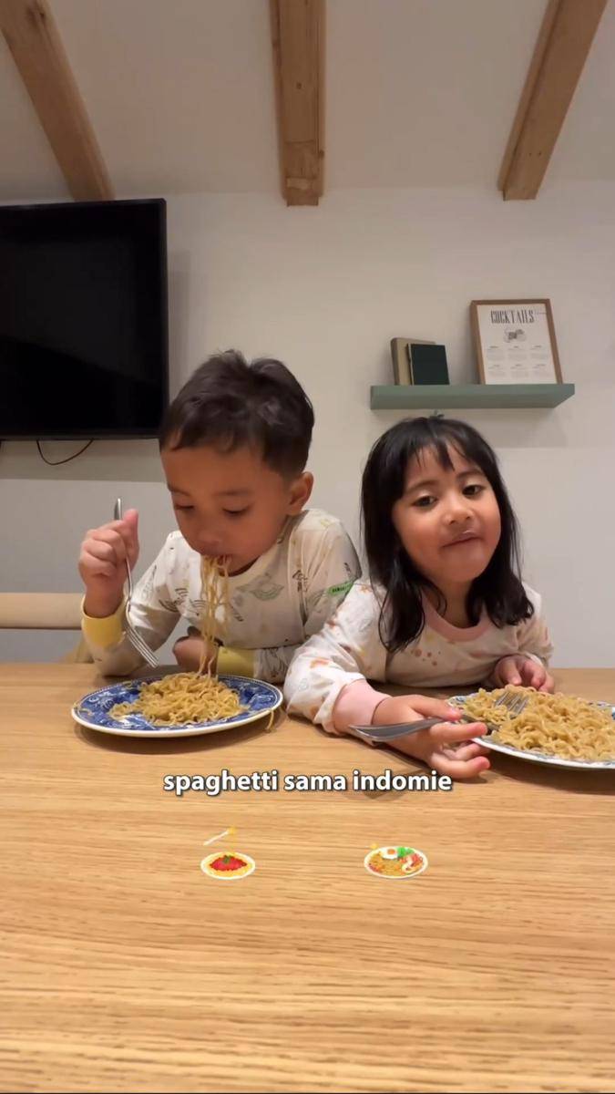 potret Xabiru dan Chava makan mie instan (instagram.com/rachelvennya)