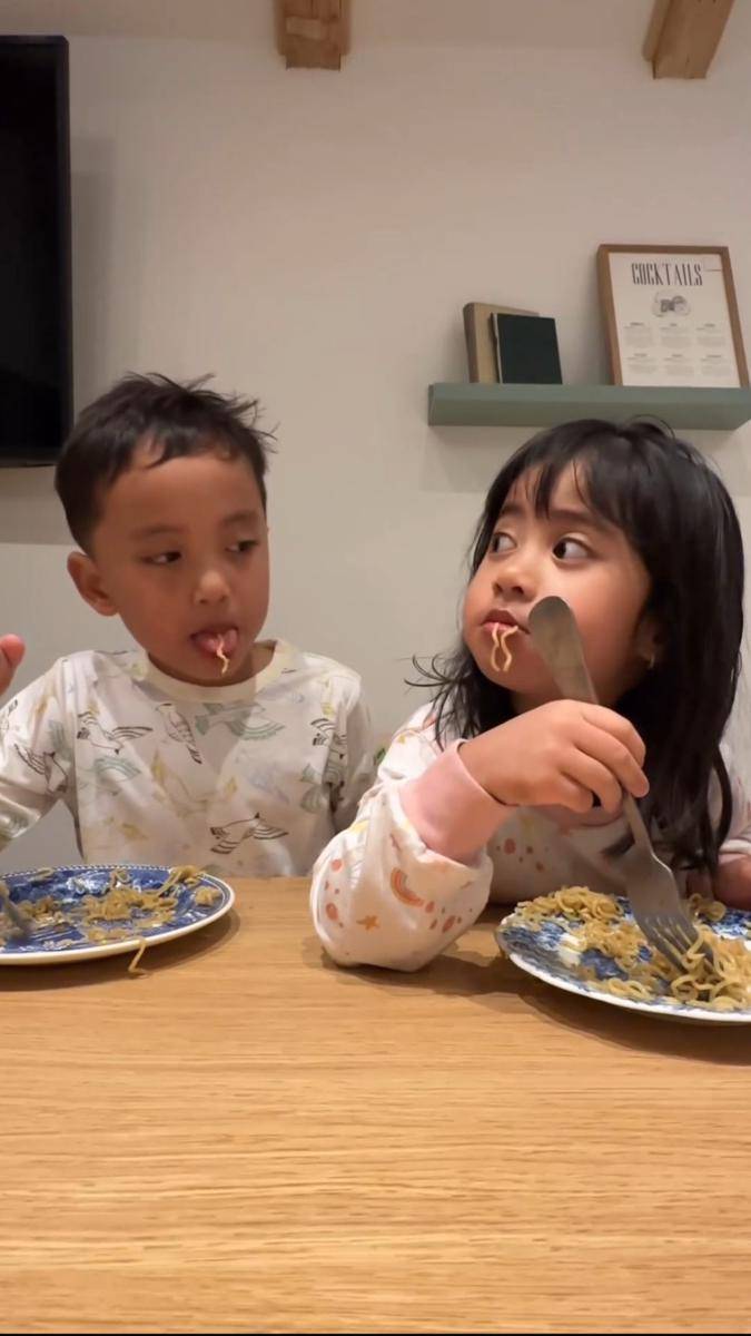 potret Xabiru dan Chava makan mie instan (instagram.com/rachelvennya)