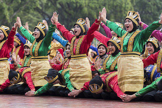 Pertunjukan Tari Saman di Taman Mini Indonesia Indah (commons.wikimedia.org/Herusutimbul)