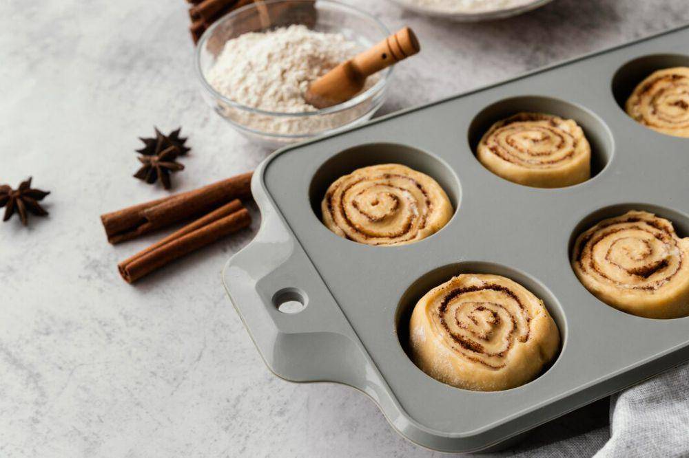 cinnamon roll dalam muffin tin (freepik.com/freepik)