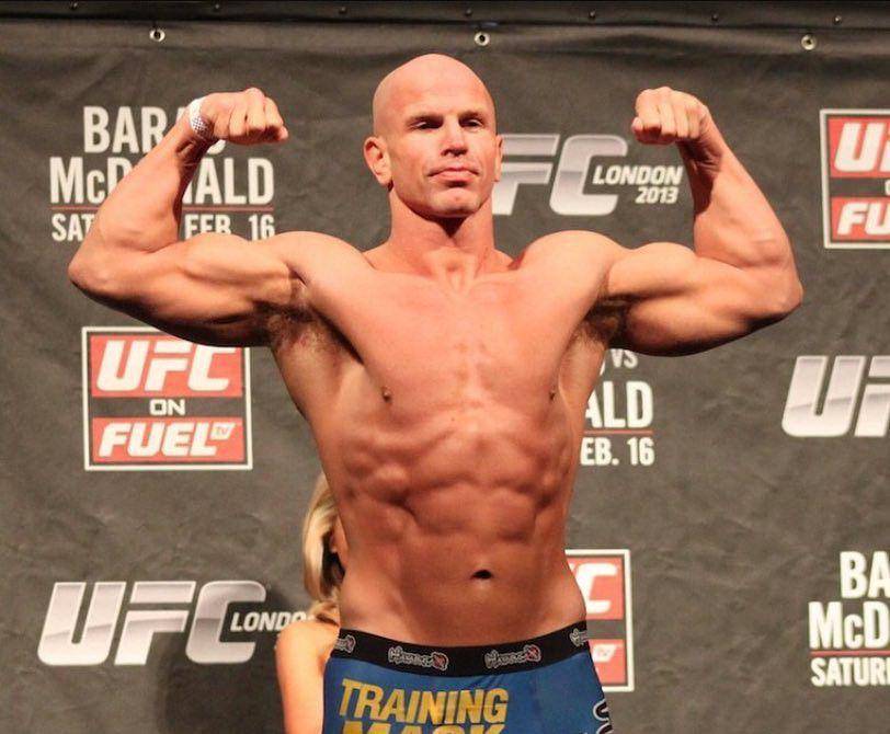 Ryan Jimmo saat timbang badan. (instagram.com/danawhite)