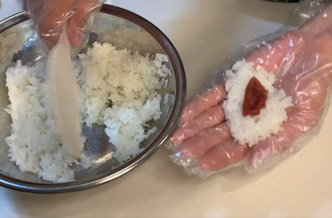 ilustrasi pembuatan kombu onigiri (YouTube.com/JAPANESE COOKING CHANNEL)