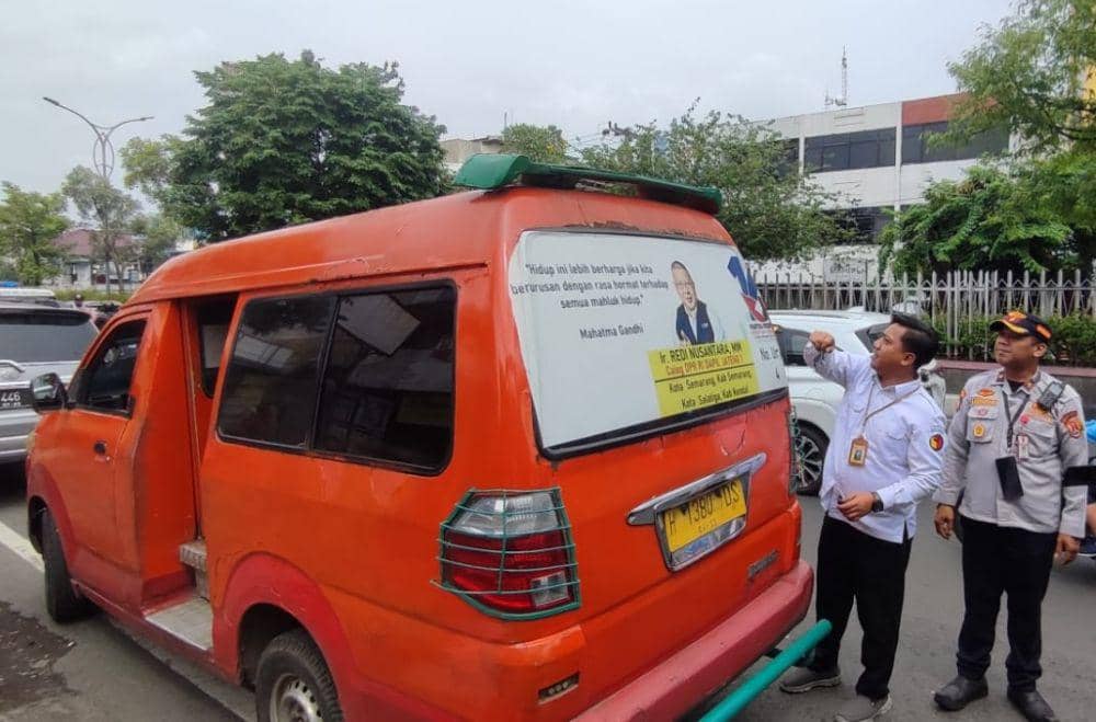 Bawaslu Kota Semarang menertibkan alat peraga kampanye (APK) Pemilu 2024 di angkutan umum, Rabu (17/1/2024). (dok. Bawaslu Kota Semarang)