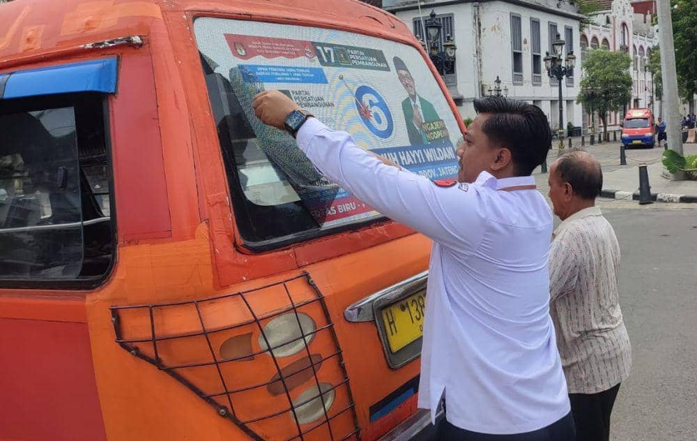Bukan Tempat untuk Kampanye, Bawaslu Semarang Tertibkan APK di Angkot