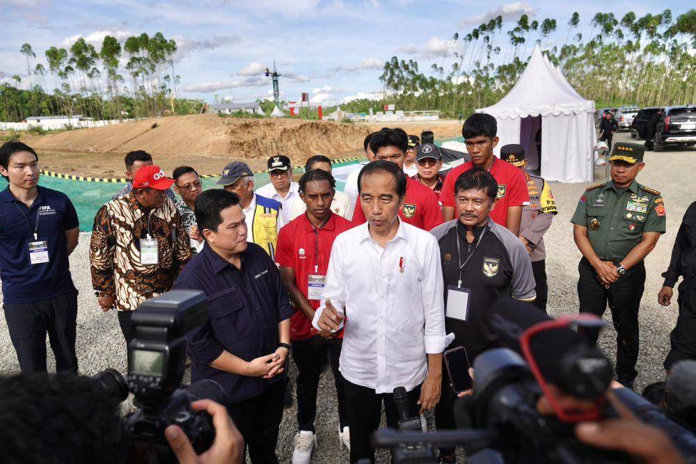 Presiden Jokowi dan Ketum PSSI pantau TC Timnas di IKN. (dok. PSSI)