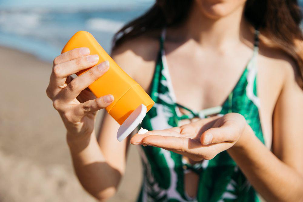 ilustrasi menggunakan sunscreen (freepik.com/freepik)